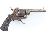 gros plan d'un revolver sur fond blanc