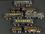Plusieurs petits trains sont alignés sur une surface noire