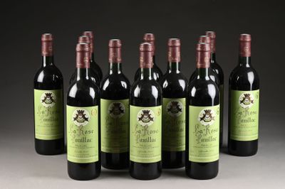 six bouteilles de vin sont alignées sur une table