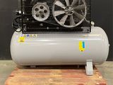 a large air compressor sitting on top of a wooden pallet