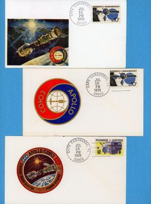 trois enveloppes avec des timbres et une photo d'une navette spatiale