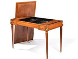 une table en bois avec un plateau noir et une chaise en cuir marron