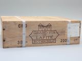 une caisse en bois sur laquelle est apposée une étiquette portant l'inscription « Grand Vin de la Cité Rothschild »