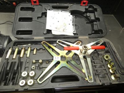 une trousse à outils dans un coffret contenant des outils