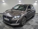la voiture grise est garée sur un sol en damier dans le garage