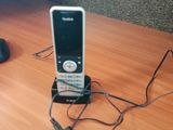 un téléphone portable branché à un chargeur posé sur une table