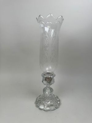 un vase en verre posé sur une table