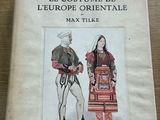 un livre sur lequel figurent deux personnes debout l'une à côté de l'autre