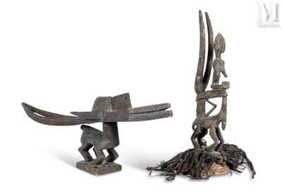deux œuvres d'art posées sur une table