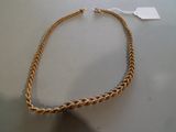 gros plan d'un collier sur une table avec une étiquette