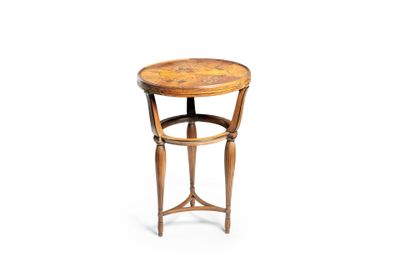 une photo d'une table d'appoint avec un plateau en bois
