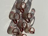 de nombreux verres à vin vides posés sur une surface blanche