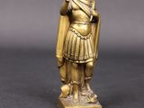 figurine en laiton représentant un soldat romain tenant une épée et un bouclier
