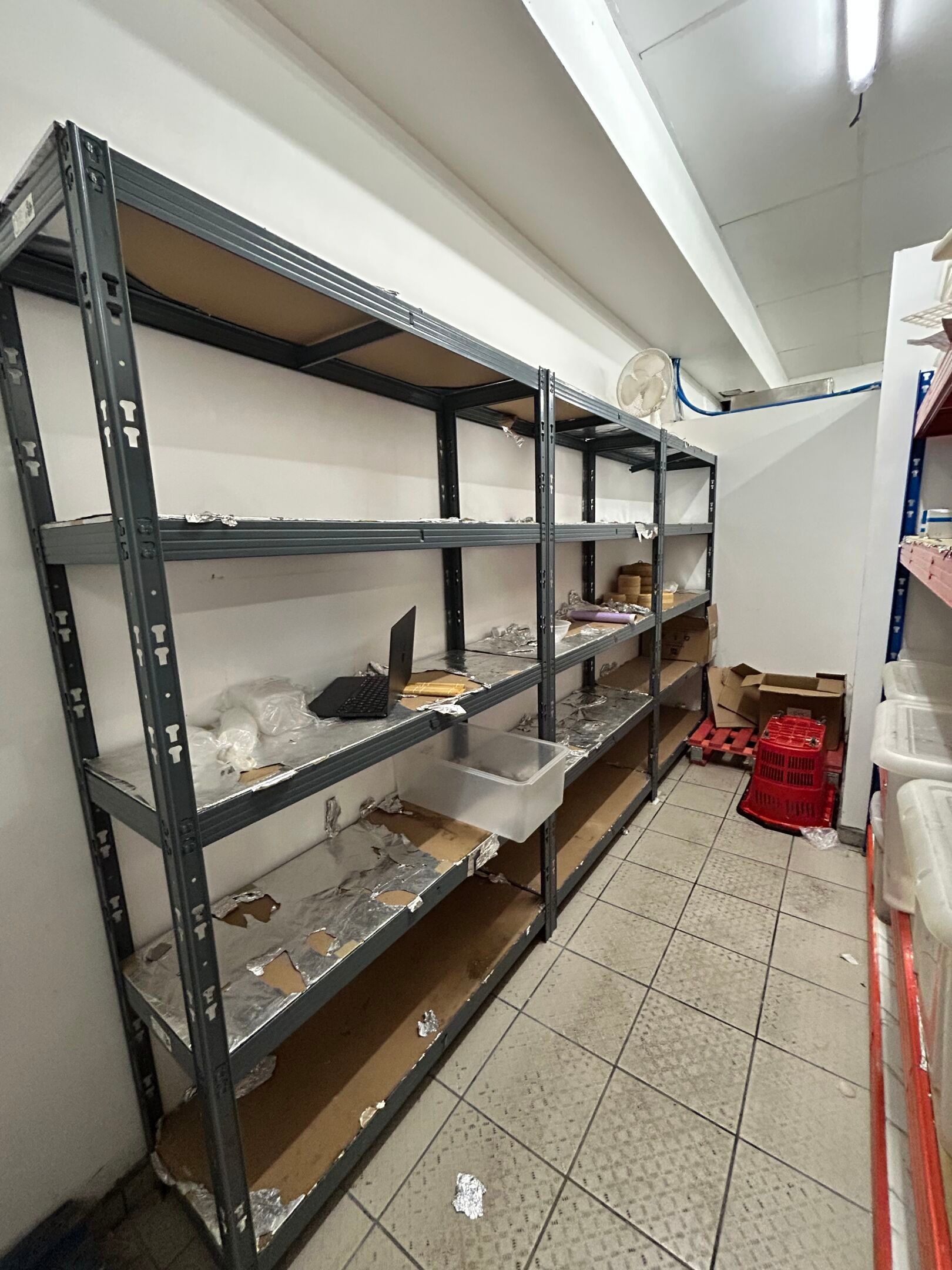 Dans une réserve à l'arrière des cuisines :