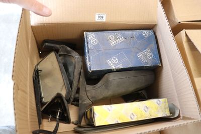 une boîte en carton remplie d'objets divers et une paire de ciseaux