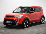 Une voiture rouge est garée sur un sol à damier dans une pièce.