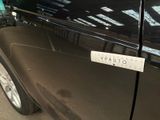 a sticker that says veauuto on the side of a car
