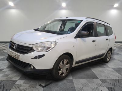 la photo d'une voiture blanche garée dans un garage