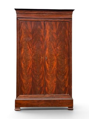 Armoire en acajou placage d'acajou, ouvrant par un tiroir et…