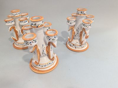 un grand nombre de vases posés sur une table
