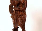 une statue de femme tenant un enfant sur un piédestal