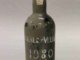 une bouteille de vin posée sur une table