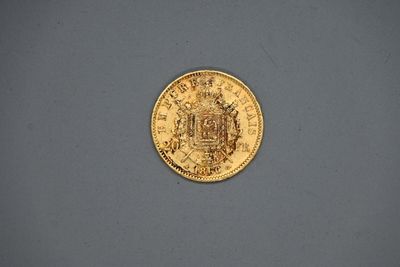 gros plan d'une pièce d'or portant des armoiries