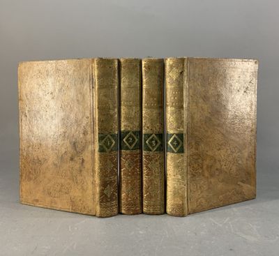 deux vieux livres posés l'un sur l'autre sur une table