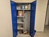 une armoire bleue contenant un balai et une serpillière