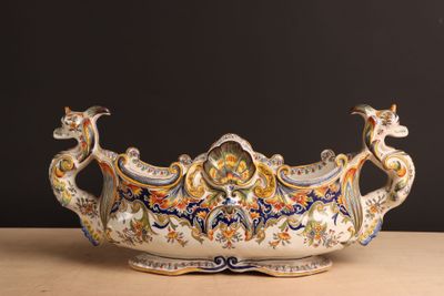 un grand saladier orné d'un motif de paon, posé sur une table