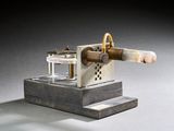 une petite maquette d'une machine posée sur une table