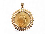 Gros plan sur une médaille d'or portant le visage d'une femme