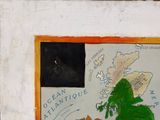 une peinture représentant une carte accrochée au mur d'un immeuble