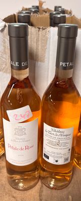 trois bouteilles de vin posées sur une table l'une à côté de l'autre