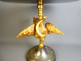 une statue en or représentant un oiseau posée au sommet d'un gâteau