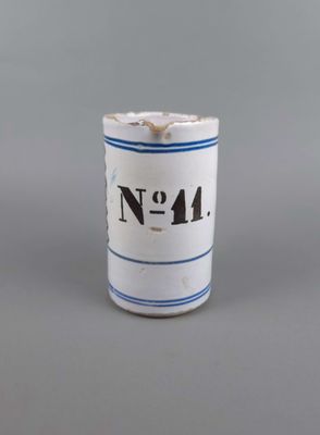 un gros plan d'une petite tasse sur laquelle figure un chiffre
