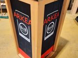 une image représentant une boîte en bois sur laquelle est accrochée une pancarte