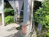 une structure métallique située près de quelques arbres