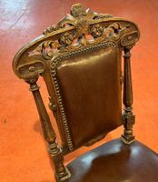 Suite de trois chaises de style Henri II en bois mouluré, to… (photo 2)
