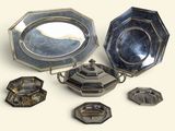 beaucoup d'objets en argent posés sur la table