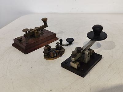 trois types différents d'outils anciens posés sur une table