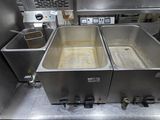deux friteuses au milieu d'une cuisine professionnelle