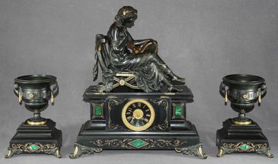 une statue représentant une femme assise sur une table, à côté de trois vases