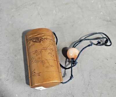 un petit coffret en bois orné d'une perle