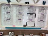 un présentoir de lunettes accroché au mur d'un magasin