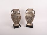 deux vases en argent empilés l'un sur l'autre