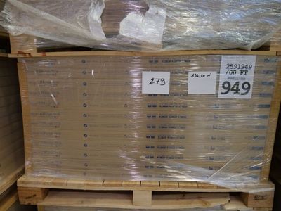 une pile de cartons sur lesquels est apposée une étiquette de prix