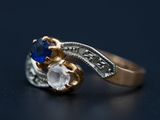 une image montrant un gros plan d'une bague sertie d'un saphir