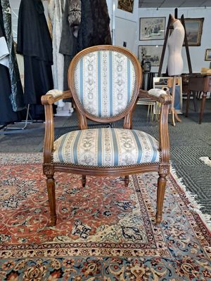 a chair that is sitting on a rug in a room