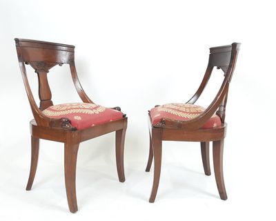 paire de chaises anciennes en acajou avec des coussins rembourrés rouges